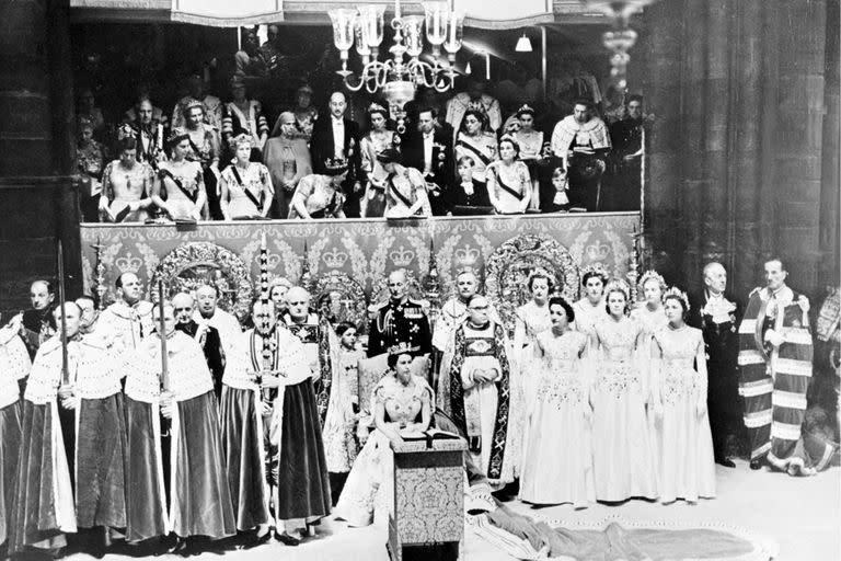 La reina Isabel II de Gran Bretaña en la Abadía de Westminster en Londres, el 2 de junio de 1953 durante su coronación