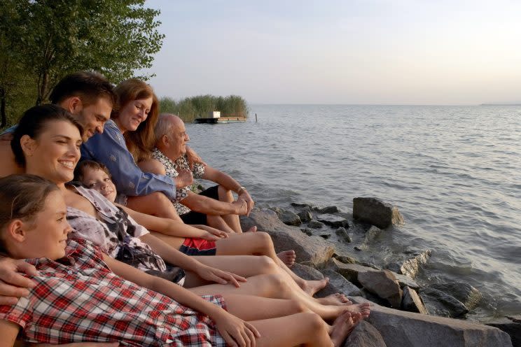 Tienes que aprender a apreciar esos momentos únicos, como disfrutar de una puesta de sol junto a la gente que quieres.(Foto: Getty)