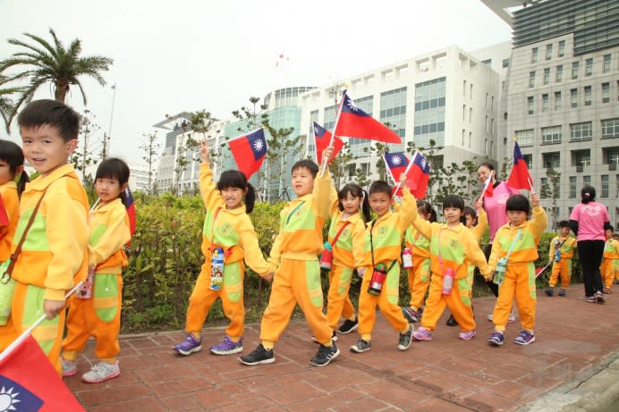 實踐大學附設幼兒園31日揮舞著國旗，走進國防部博愛營區參訪。（軍聞社記者李忠軒攝）