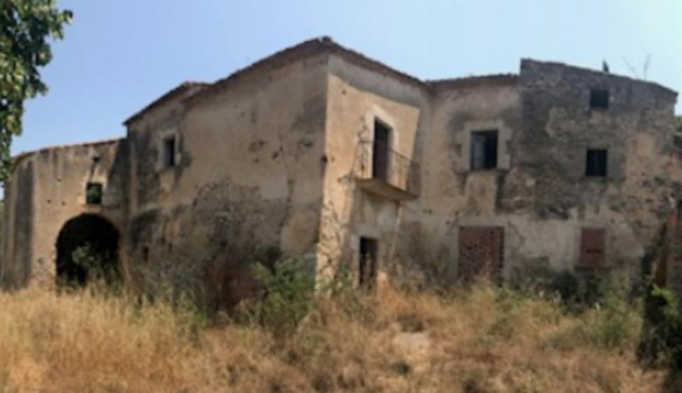 El despacho de interiorismo catalán Tronc3 rehabilitó este edificio del siglo XVIII que se encontraba abandonado en el municipio de Esclanyà, en pleno centro de la comarca del Ampurdán, para devolverlo a la vida. (Foto: <a href="http://www.tronc3.com/wp-content/uploads/2020/12/presentacion_esclanya_dic19_optimizado.pdf" rel="nofollow noopener" target="_blank" data-ylk="slk:TRONC3;elm:context_link;itc:0;sec:content-canvas" class="link ">TRONC3</a>).