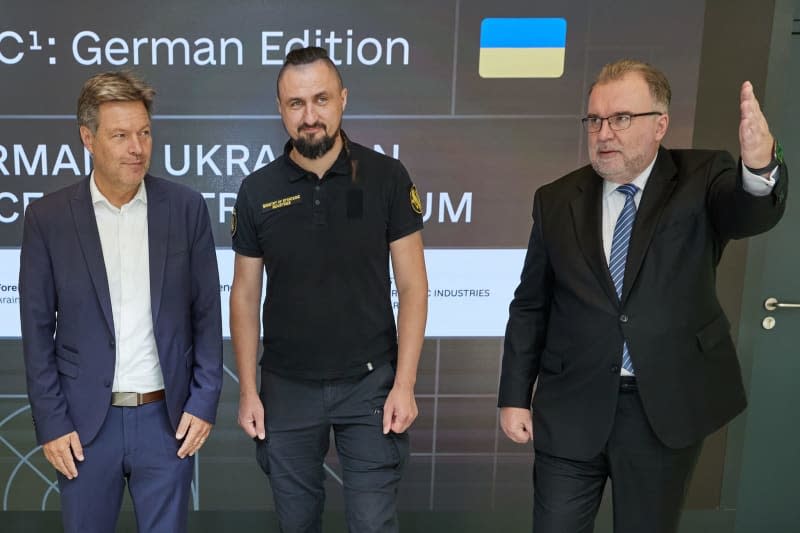 (l-R) Robert Habeck, German Minister of Economics, Oleksandr Kamyshin, Minister for Strategic Industries of Ukraine, and Siegfried Russwurm, BDI President, attend the German-Ukrainian Defense Industries Forum. Joerg Carstensen/dpa