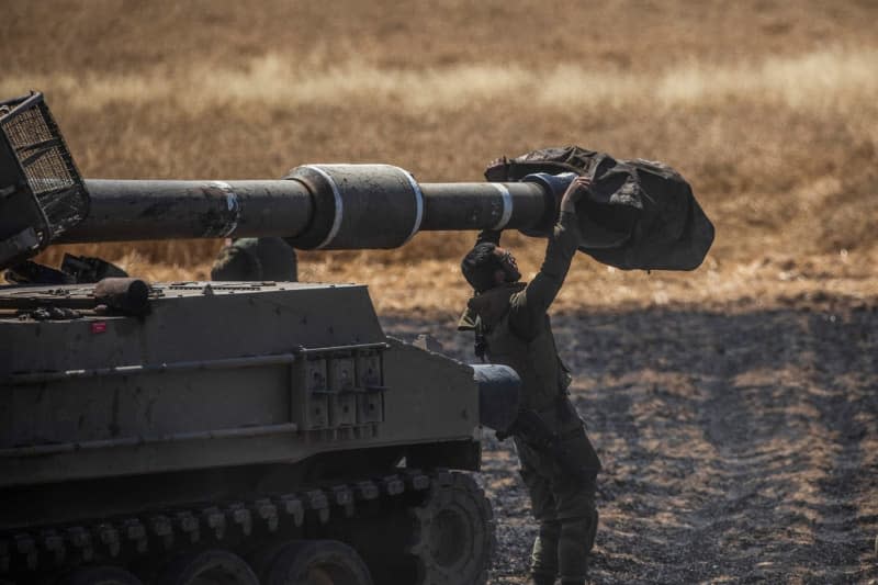 A soldier of Israel Defence Forces (IDF) prepares an Israeli army artillery battery at the Israeli Gaza border near Sderot, amid the escalating flare-up of Israeli-Palestinian violence. Ilia Yefimovich/dpa