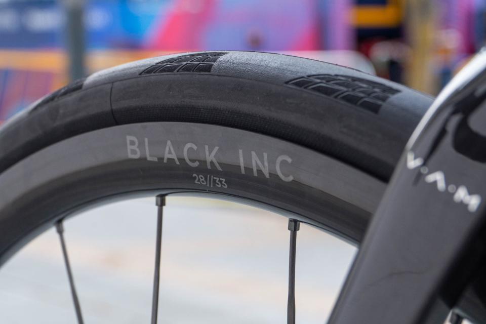 Factor O2 VAM new black inc wheelset closeup