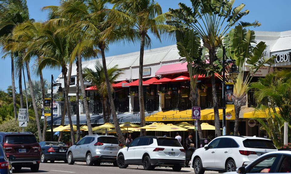 St. Armands Circle is a popular dining and shopping district. The neighborhood around the shopping circle on St. Armands Key, known as Ringling Estates, was one of the early “master-planned” communities in Sarasota.