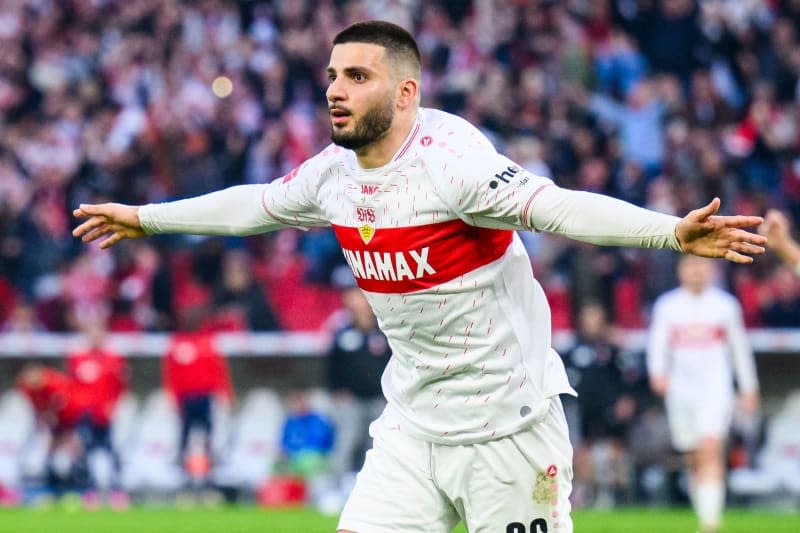 Stuttgart's Deniz Undav celebrates after his goal to make it 3:3 during the German Bundesliga soccer match between VfB Stuttgart and 1. FC Heidenheim at MHPArena. VfB Stuttgart want to keep their Germany forward Undav by giving him a permanent contract as sporting director Fabian Wohlgemuth announced further talks with his parent club Brighton & Hove Albion. Tom Weller/dpa