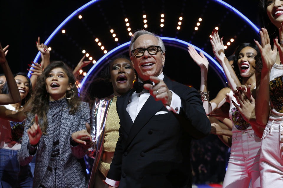 Sängerin Zendaya (l.) und Designer Tommy Hilfiger feierten den Auftritt von Grace Jones mit Begeisterung. (Bild: Tim P. Whitby/WireImage)