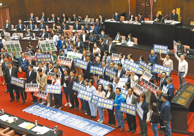 立法院新會期20日開議，邀請行政院長陳建仁進行施政報告並備詢，國民黨團要求食安專報未果，在議場杯葛抗議，高舉「我們要食安，孩子要健康」標語，展現國民黨捍衛食安的決心。（趙雙傑攝）