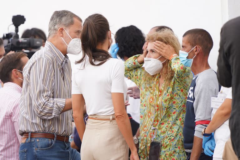 El rey Felipe VI y la reina Letizia hablan con evacuados por la erupción del volcán de Cumbre Vieja