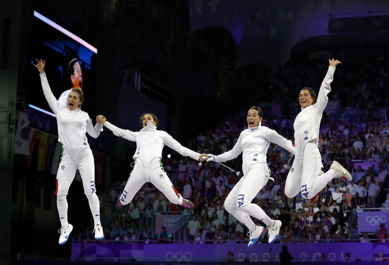 Foto del martes de la italiana Alberta Santuccio celebrando con sus compañeras tras ganar el oro en espada por equipos femenina