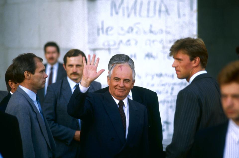 Former Soviet President Mikhail Gorbachev leaves the Russian White House in 1991 after a failed coup attempted to overthrow him. <a href="https://media.gettyimages.com/photos/soviet-president-mikhail-gorbachev-leaves-the-russian-white-house-a-picture-id607388744" rel="nofollow noopener" target="_blank" data-ylk="slk:Alain Nogues/Sygma/Sygma via Getty Images;elm:context_link;itc:0;sec:content-canvas" class="link ">Alain Nogues/Sygma/Sygma via Getty Images</a>
