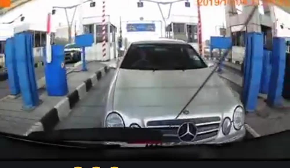 The Mercedes Benz driver has been called 'cheap' for refusing to pay toll. — Screenshot from Facebook/We Are Malaysians