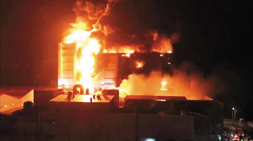 敬鵬工廠4月28日晚間驚傳大火，消防員進入後發生數次爆炸，5名消防員來不及撤出而不幸殉職。（翻攝畫面）