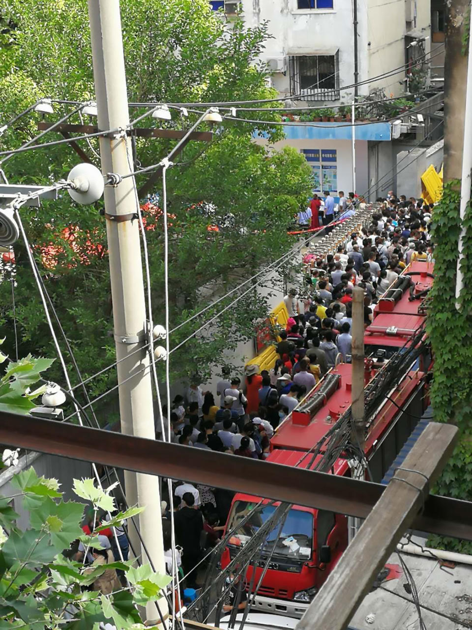 Wuhan residents in Jiang'an District crowd a COVID-19 testing station. Source: Australscope/AsiaWire