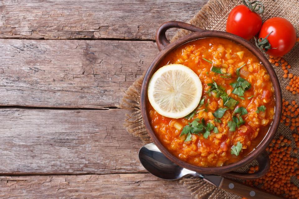 <p>Tomaten aus der Dose sind für eine Vielzahl an Gerichten einsetzbar, wie auch für eine gesunde Linsensuppe. Damit lassen sich nicht nur hungrige Münder am Essenstisch satt bekommen, sondern ganz nebenbei auch die Eisenspeicher im Körper auffüllen. Für die Suppe werden Zwiebeln und Knoblauch angebraten, gewaschene rote Linsen hinzugefügt und mit Tomaten und Wasser oder Gemüsebrühe aufgefüllt. (Bild: iStock/ALLEKO)</p> 