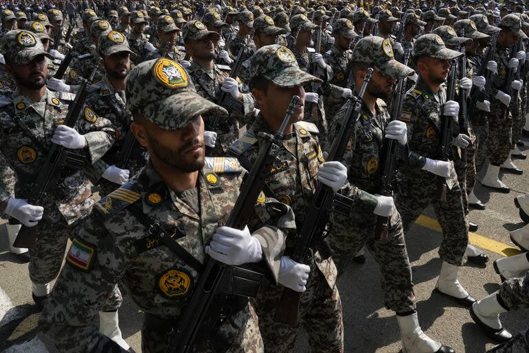 Miembros del ejército iraní marchan durante el desfile del Día del Ejército en una base militar en el norte de Teherán, Irán, el miércoles 17 de abril de 2024.