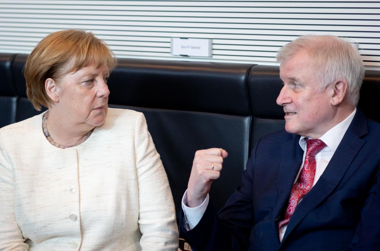 Angela Merkel und Horst Seehofer zu Beginn der Unionsfraktionssitzung am Dienstag (Bild: dpa)