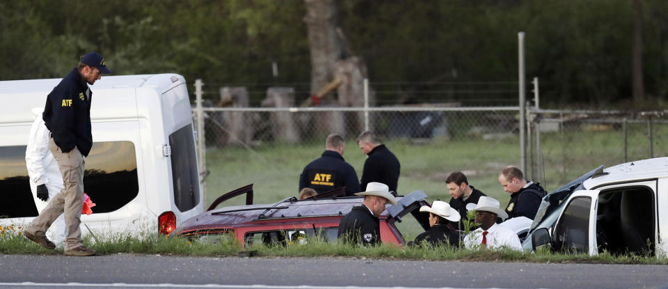 <p>Officials investigate the scene where a suspect in a series of bombing attacks in Austin blew himself up as authorities closed in, Wednesday, March 21, 2018, in Round Rock, Texas. (Photo: Eric Gay/AP) </p>