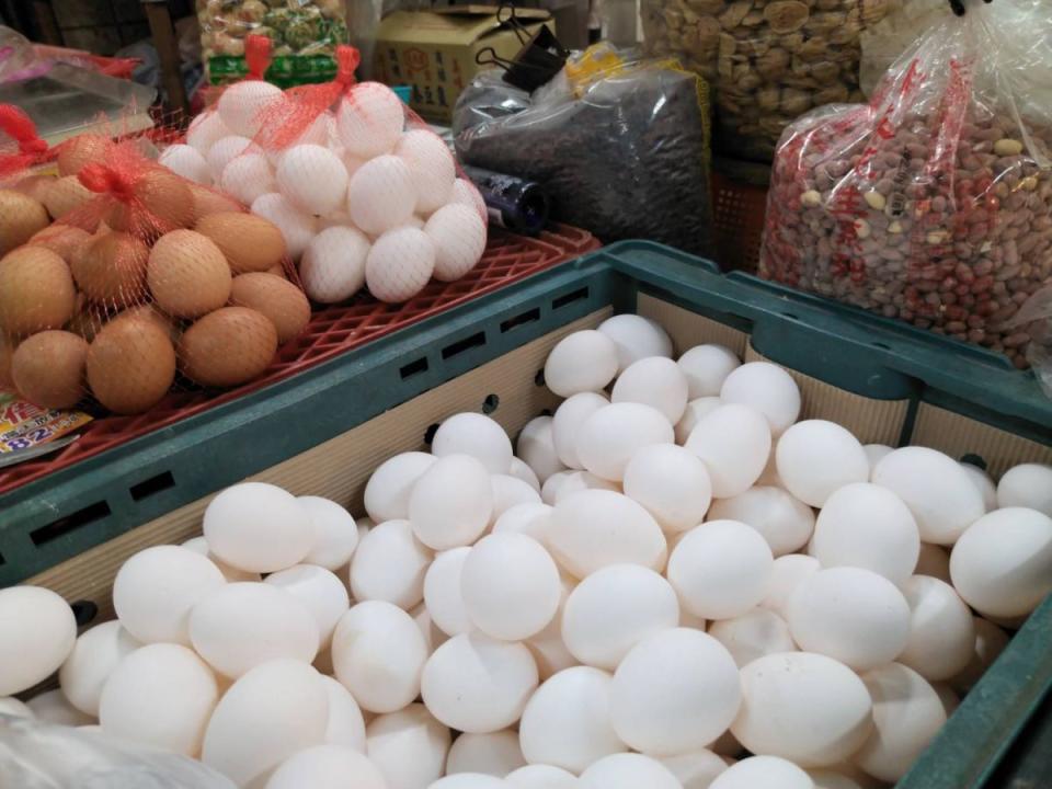近期雞蛋銷路不好，台北市蛋商業同業公會連3週調降蛋價，並陸續啟動冷藏延長效期。（圖：李河錫攝）