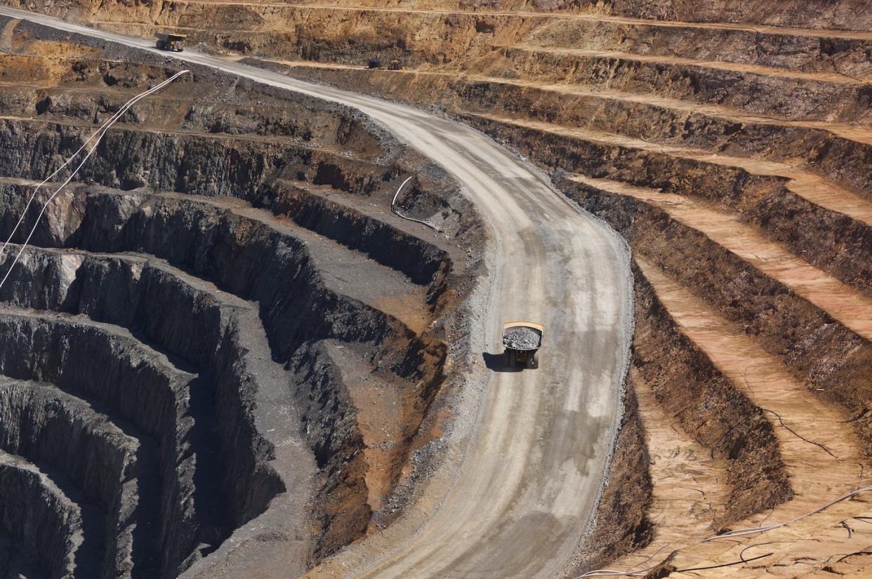 Dos camiones transportan mineral de oro de la mina Cowal Gold de Barrick en Nueva Gales del Sur, Australia. <a href="https://www.shutterstock.com/image-photo/two-trucks-transport-gold-ore-open-253657471" rel="nofollow noopener" target="_blank" data-ylk="slk:Jason Benz Bennee / Shutterstock;elm:context_link;itc:0;sec:content-canvas" class="link ">Jason Benz Bennee / Shutterstock</a>