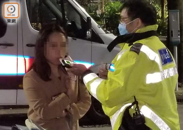 肇事女司機接受酒駕及藥駕測試。(梁國雄攝)