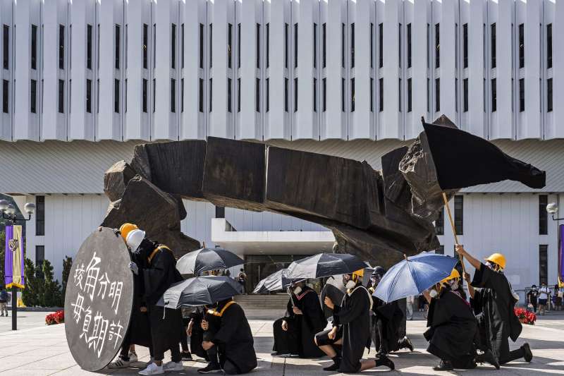 2020年11月19日，香港中文大學畢業生在校內遊行，聲援被扣押在深圳的12名港人，並呼喊反送中及港獨口號。（AP）