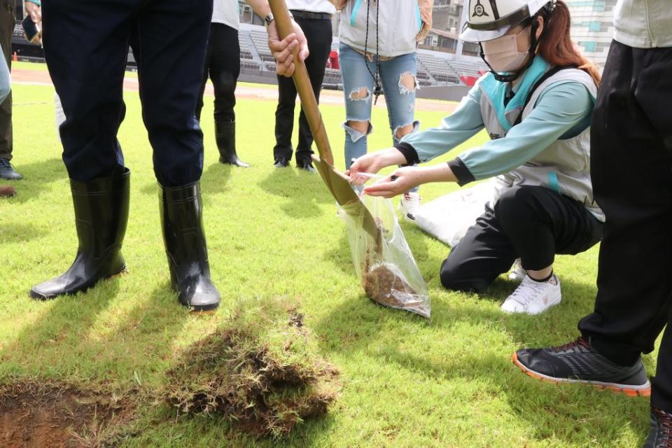 新竹市政府三十一日會同相關單位開挖新竹棒球場，後續將土壤檢體送往美國實驗室檢驗。 (記者曾芳蘭攝)