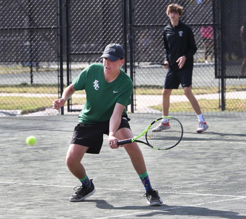 Joshua Thorpe de Flagler Palm Coast volea cerca de la red durante un partido de dobles con su compañero Alex Berenblit en el Torneo del Distrito 2-4A, el martes 16 de abril de 2024, en el Palm Coast Tennis Center.