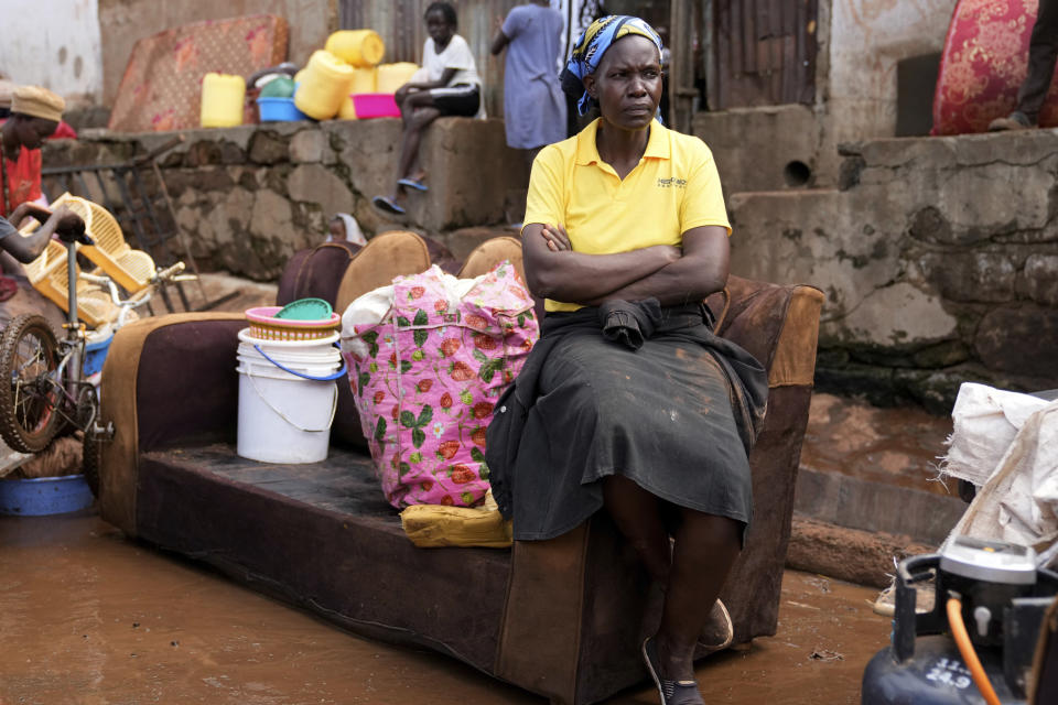 ARCHIVO - Una mujer desplazada está sentada en un sofá fuera de su casa inundada, después de fuertes lluvias en la zona de Mathare de Nairobi, Kenia, 24 de abril de 2024. (AP Photo/Brian Inganga, Archivo)