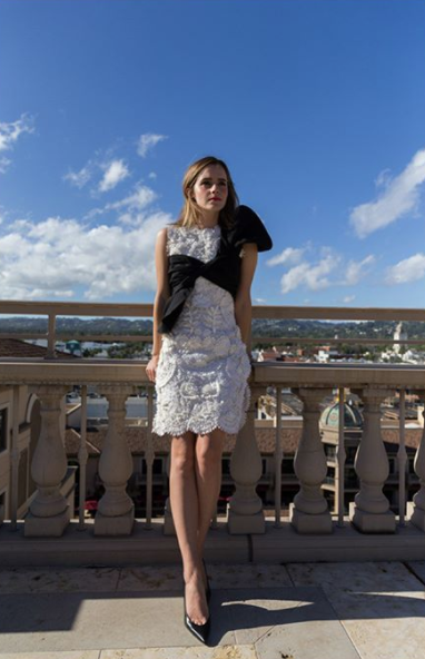 <p>Cette robe noire et blanche Oscar de la Renta personnalisée a permis à Emma de faire la une lors des interviews pour <em>La Belle et la Bête</em> à LA. <em>[Photo : Instagram/The Press Tour]</em> </p>