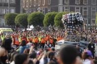 <p>CIUDAD DE MÉXICO Traditions/Tradiciones-Día de Muertos.- Rescatistas desfilan junto a un puño formado con cascos durante el Desfile del Día de Muertos, 28 de octubre de 2017. Foto: Agencia EL UNIVERSAL/Irvin Olivares/JMA </p>