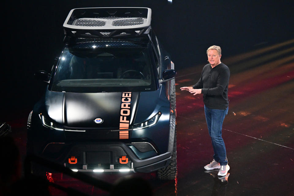 CEO Fisker Henrik Fisker memperkenalkan kendaraan off-road Ocean serba listrik yang disebut Force E pada pembukaannya 
