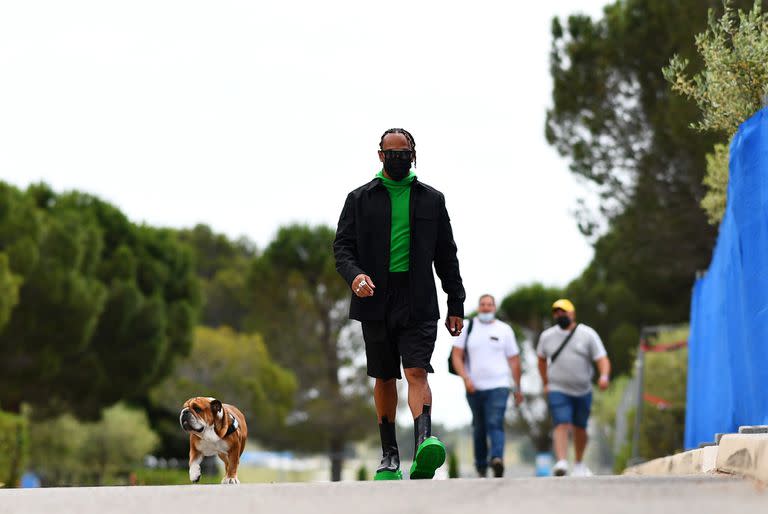 Lewis Hamilton recorre el circuito de Paul Ricard junto con su mascota, Roscoe; el piloto británico marcha segundo en el campeonato, a cuatro puntos del líder Max Verstappen