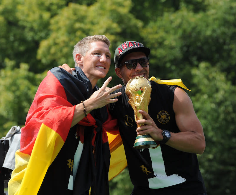 <p>Noch viel größer war die Freude natürlich bei der gewonnenen Weltmeisterschaft 2014. Im Bild: Schweini mit seinem Kumpel Poldi alias Lukas Podolski beim Weltmeisterempfang in Berlin, am 15. Juli 2014.</p>