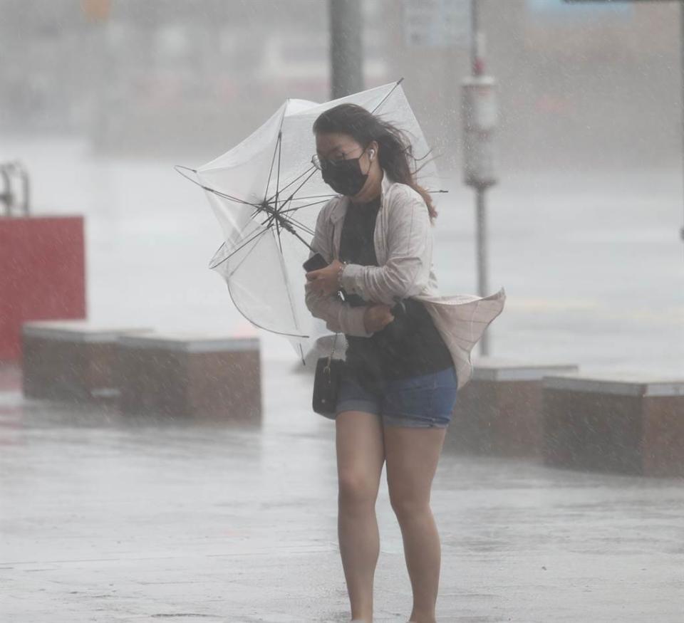 中颱璨樹侵台，台北地區強風豪雨，讓外出的民眾吃足苦頭。(劉宗龍攝)