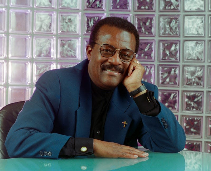 Attorney Johnnie Cochran inside his offices, March 15, 1996 in Los Angeles, California. - Photo: Bob Riha, Jr./ (Getty Images)