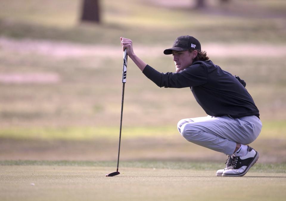 Kyler Ezell de Lubbock-Cooper se prepara para jugar durante el torneo masculino de la Región I-5A, el martes 16 de abril de 2024, en Hillcrest Country Club.