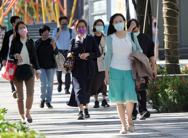 調查顯示，有超過5成的受訪上班族為「月光族」，也有33％的上班族有另外兼職工作（圖／中央社提供）