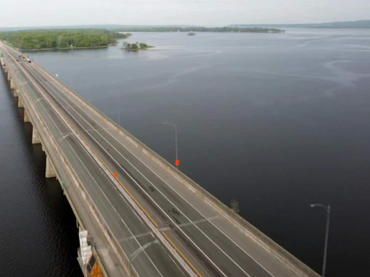 The Transport Ministry announced that the Île-aux-Tourtes bridge will be replaced, with the new structure gradually opening starting at the end of 2026. (Archives - image credit)