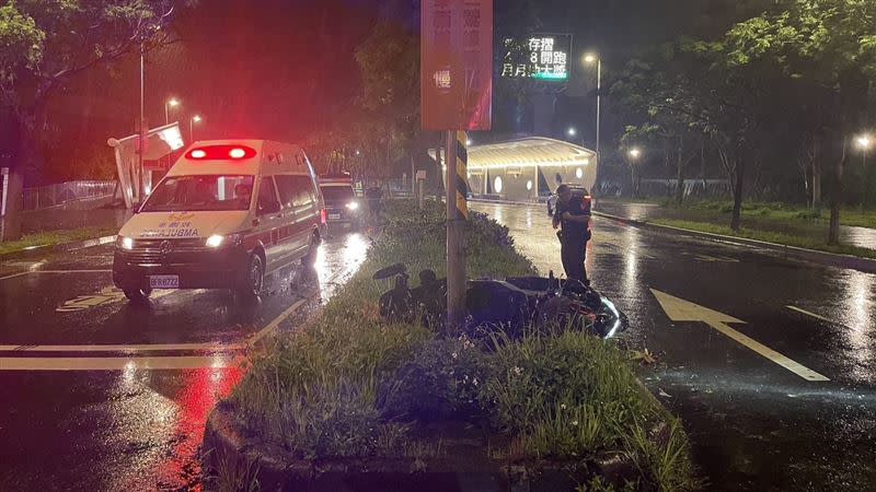 今天凌晨下大雨，蕭男疑因天雨路滑自撞，不過詳細事故原因仍待釐清。（圖／翻攝畫面）