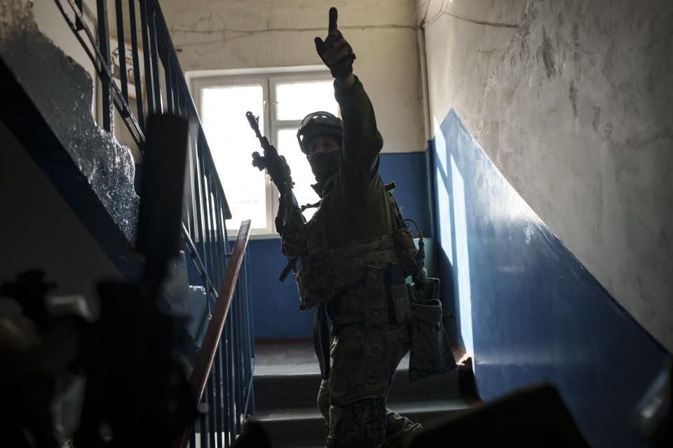 Security Service of Ukraine (SBU) servicemen enter a building during an operation to arrest suspected Russian collaborators in Kharkiv, Ukraine, Thursday, April 14, 2022. Ukrainian authorities are cracking down on anyone suspected of aiding Russian troops under laws enacted by Ukraine’s parliament and signed by President Volodymyr Zelenskyy after the Feb. 24 invasion. Offenders face up to 15 years in prison for acts of collaborating with the invaders or showing public support for them. (AP Photo/Felipe Dana)