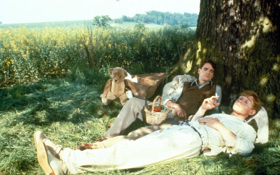 Jeremy Irons as Charles Ryder and Anthony Andrews as Sebastian Flyte in Brideshead Revisited (1981) - Alamy