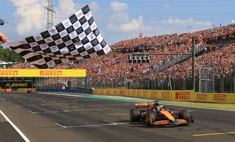 El 1-2 de McLaren en el Gran Premio de Hungría: Óscar Piastri se estrena como vencedor en la Fórmula 1, con su compañero Lando Norris como escolta; desde Monza 2021 que la escudería de Woking no dominaba con sus dos pilotos una carrera