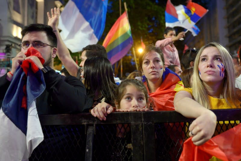 Partidarios del Frente Amplio esperan los resultados de la elección presidencial uruguaya, en Montevideo.