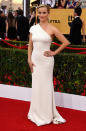 Reese looks like a true super star in this gorgeous asymmetrical gown. We heart you!