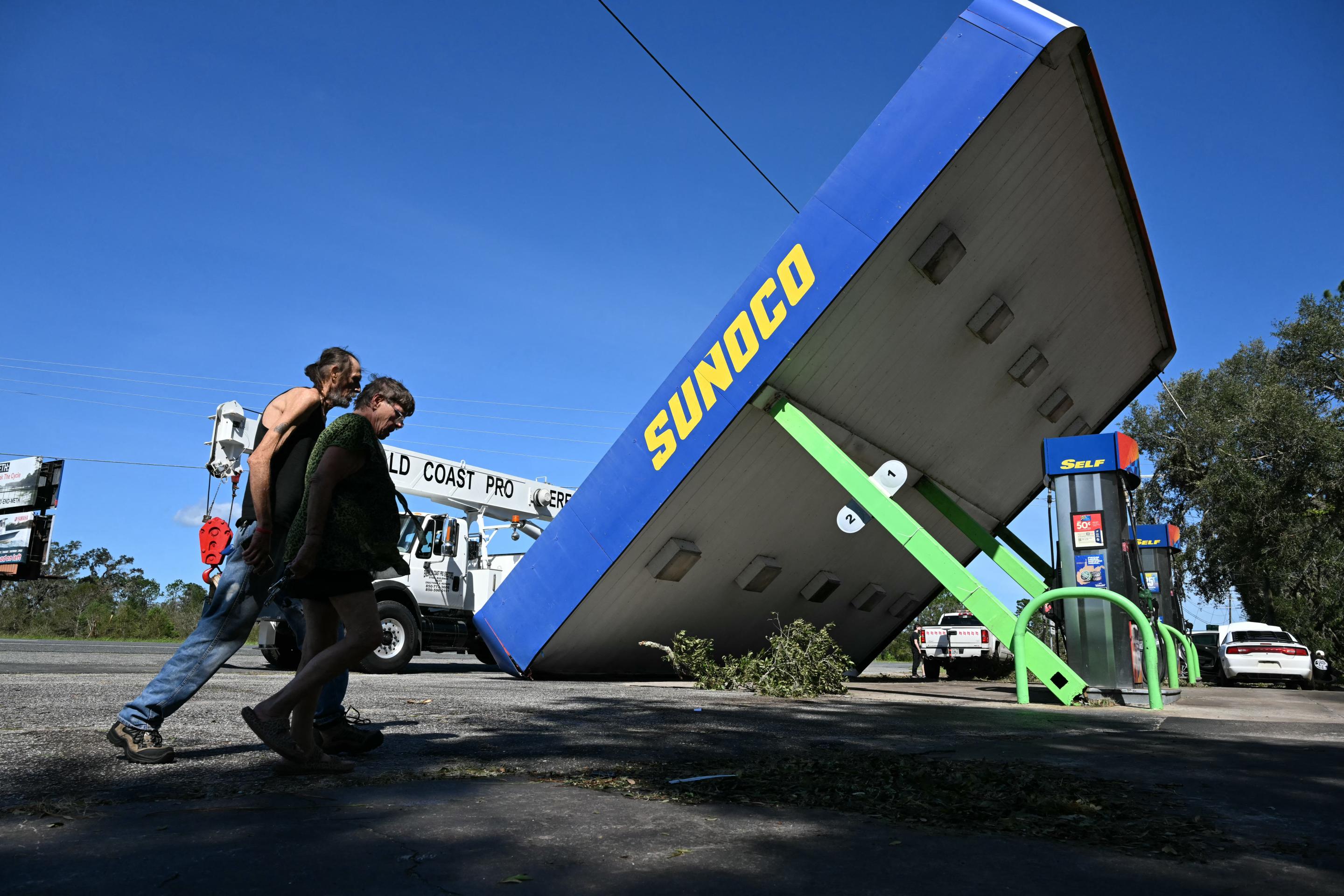 El techo de una gasolinera Sunoco destruida por el huracán Helene tras tocar tierra en Perry, Florida, el 27 de septiembre de 2024. (Foto de Chandan Khanna / AFP) (Foto de CHANDAN KHANNA/AFP vía Getty Images)