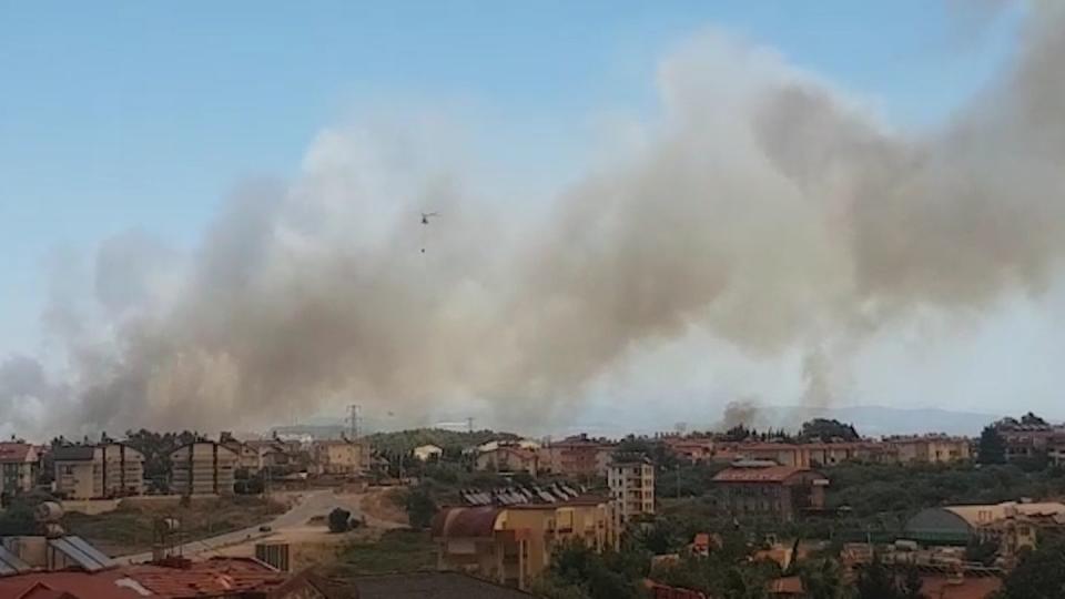 In der türkischen Urlaubsregion Antalya steigt dunkler Rauch auf.