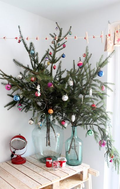 Arrangieren Sie Zweige in einer Vase, anstatt einen Last-Minute-Baum zu kaufen.