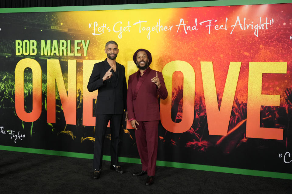 Kingsley Ben-Adir, izquierda, protagonista de "Bob Marley: One Love" posa con el hijo de Marley, Ziggy, en el estreno de la película "Bob Marley: One Love" el martes 6 de febrero de 2024, en Los Ángeles. (Foto AP/Chris Pizzello)