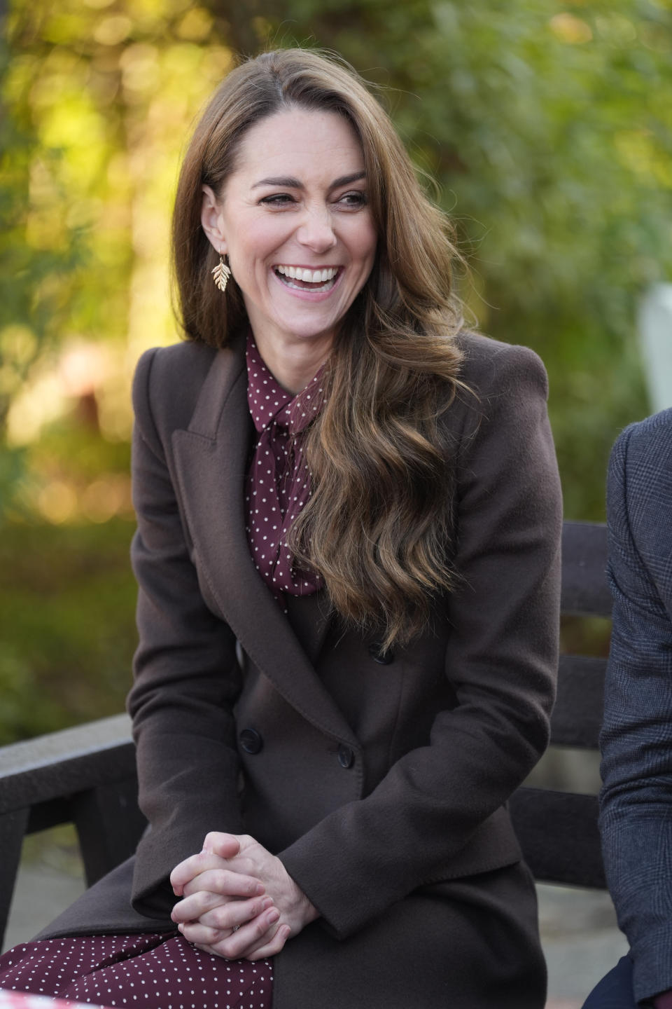 Kate, la princesa de Gales, se reúne con trabajadores de rescate y familiares de las víctimas del ataque con arma blanca en una clase de baile de Southport en Southport, Inglaterra, el jueves 10 de octubre de 2024. (Danny Lawson, Pool Photo via AP)