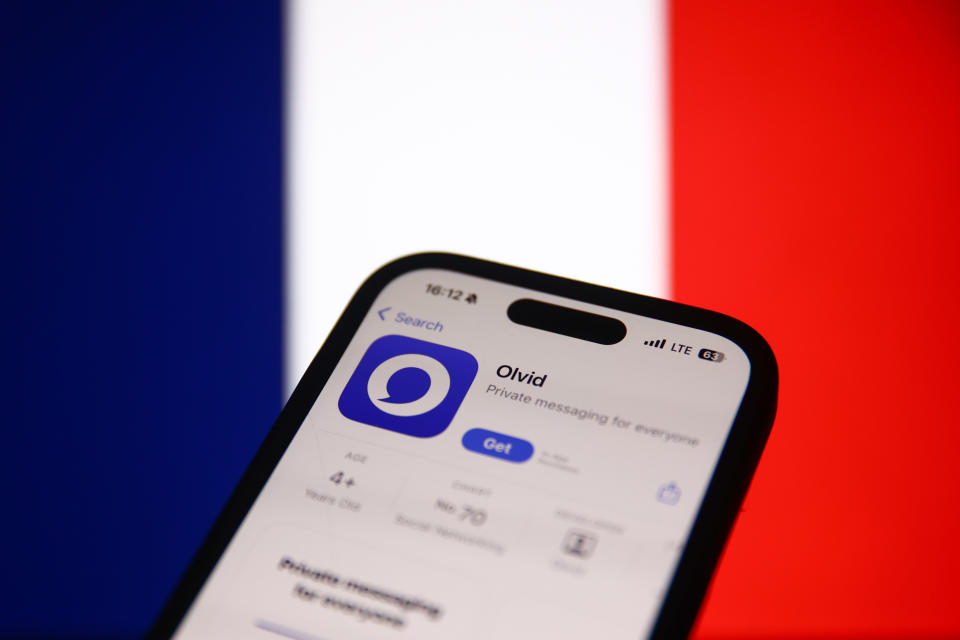 Olvid en la App Store en la pantalla de un teléfono y la bandera francesa en una pantalla de fondo se ven en esta fotografía ilustrativa. (Foto de Jakub Porzycki/NurPhoto vía Getty Images)